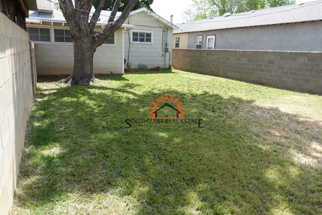 Building Photo - Spacious 3 bedrooms 1.5 baths home with 1 ...