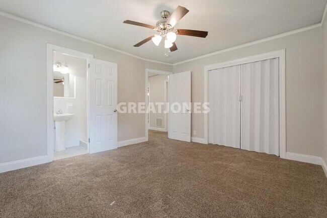 Building Photo - 2136 Robin Rd