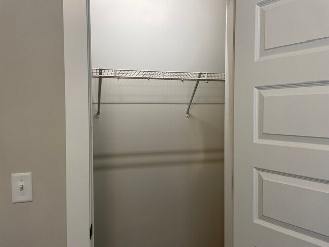 Building Photo - Spacious 3 bedroom home with garage and fenced backyard!