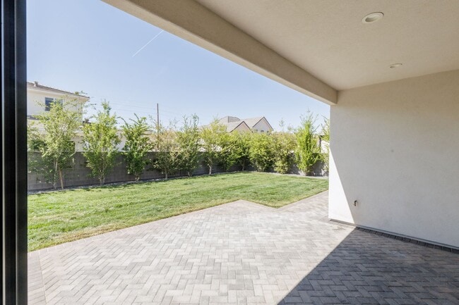 Building Photo - Gorgeous 5 bed | 3.5 bath |  Custom Home with RV Garage in Tonaquint!