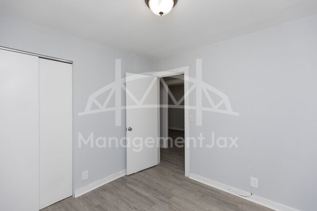 Building Photo - 1922 Maclean Rd