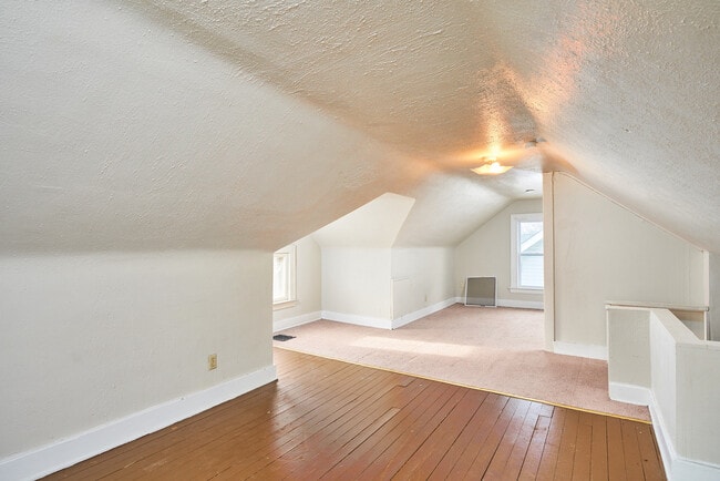 Building Photo - 5 Bedroom home available