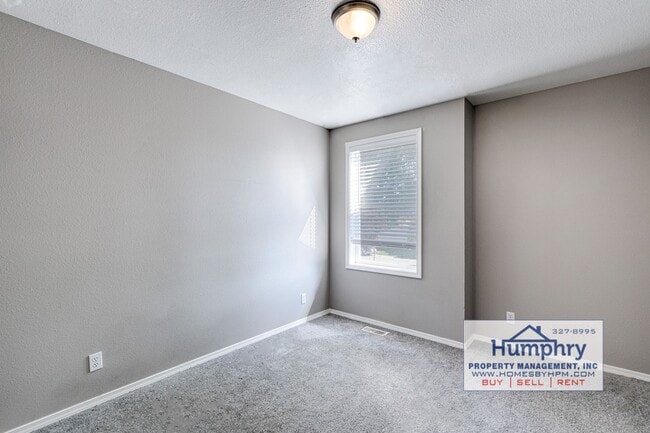 Building Photo - 3 Bedroom/2.5 Bathroom/2 Car Garage, 1,574 Sqft in the Landing Subdivision. Living Room/Dining Ro...