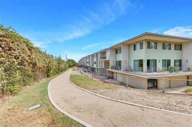 Building Photo - 604 N Bluff Dr