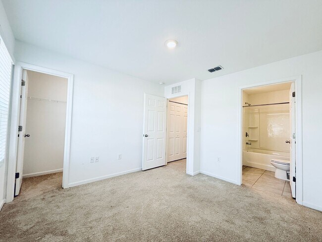 Building Photo - Move-In Ready Townhome with Spacious Layou...
