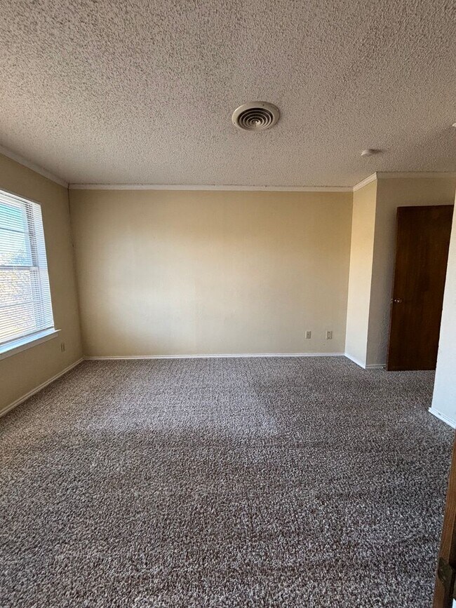 Building Photo - 6008-6010 Shelton St