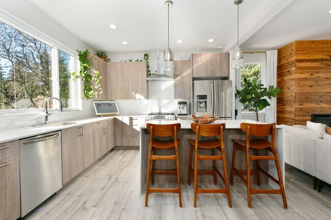 Building Photo - Gorgeous House in a Family-Friendly neighb...
