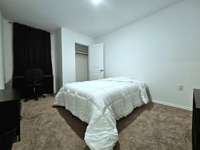 Bedroom 3 - 11814 Fading Way