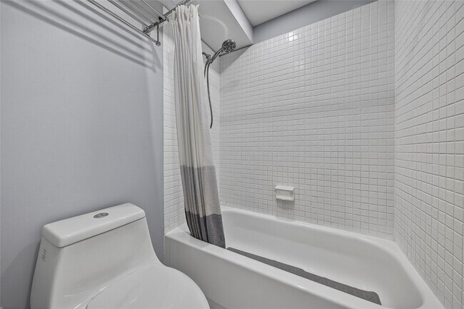 Building Photo - 1800 N Andrews Ave