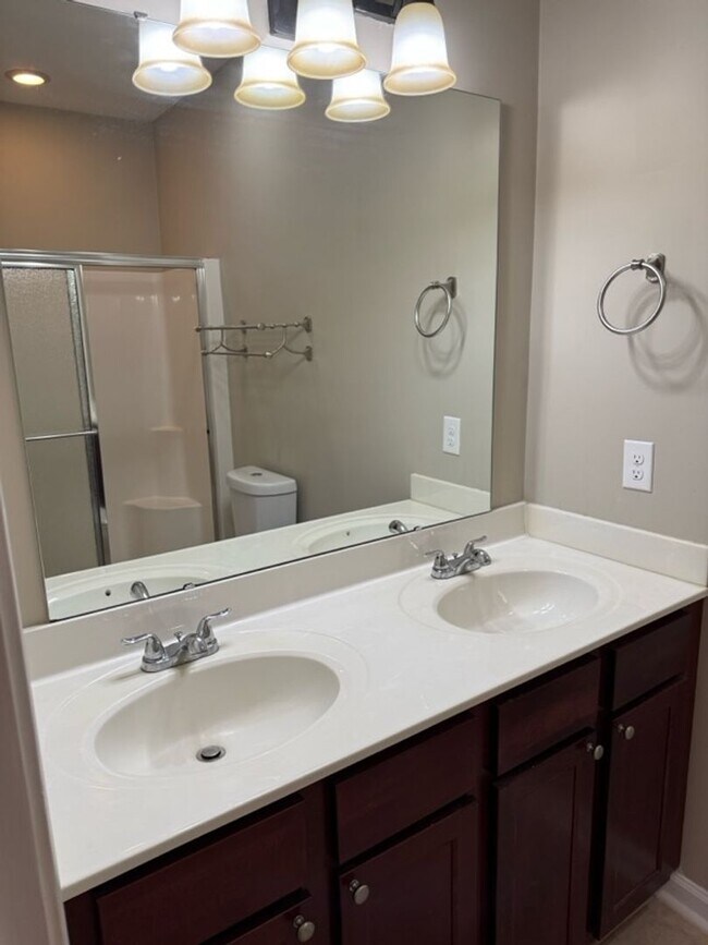 Building Photo - 3 Bedroom Townhouse with a Loft Area and a...