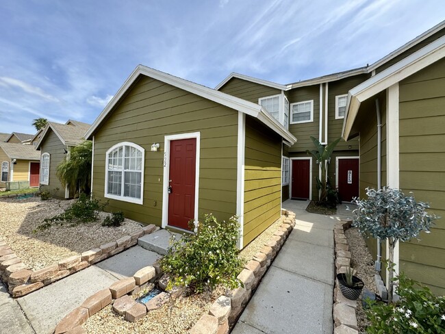Building Photo - Fully renovated Townhome for Rent in Daven...