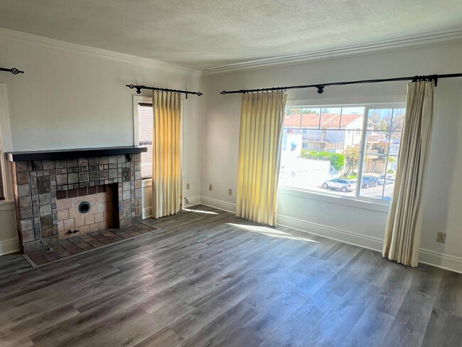 Building Photo - La Contessa Apartments