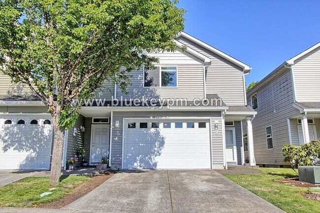 Building Photo - 3 Bed, 2.5 Bath Townhome Near Orchards Fre...