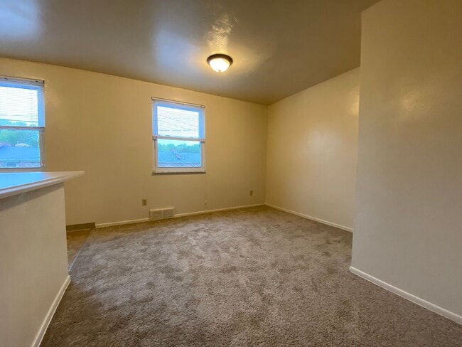 Building Photo - 2BR Townhome at Regency Place! Spacious Ro...