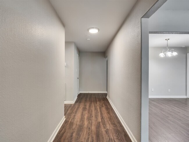 Building Photo - 2030 Lone Rock Dr