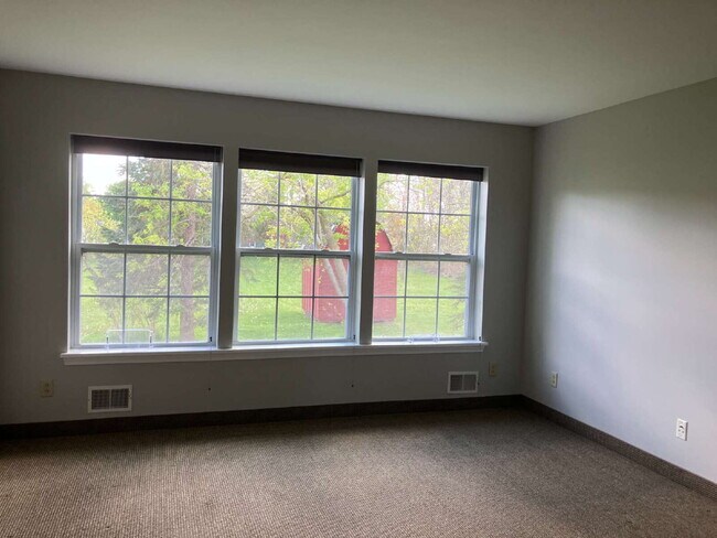Building Photo - 2 Bedroom Townhome in Fairport Available October 1!