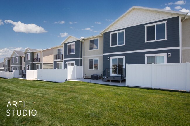 Building Photo - Beautiful Townhome in Lehi