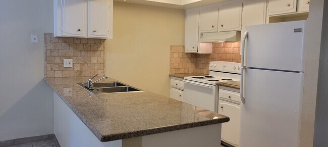 Primary Photo - 3430 N Marks Ave