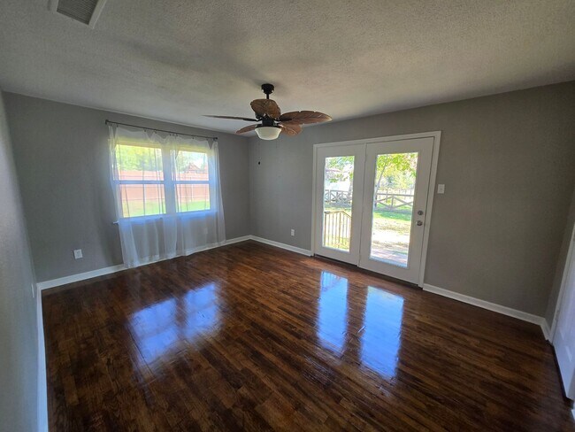 Building Photo - 3 Bedroom 2 Bath 2 Car Garage - Backs Up To A Nice Farm