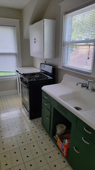 Kitchen - 2734 Harris Ave