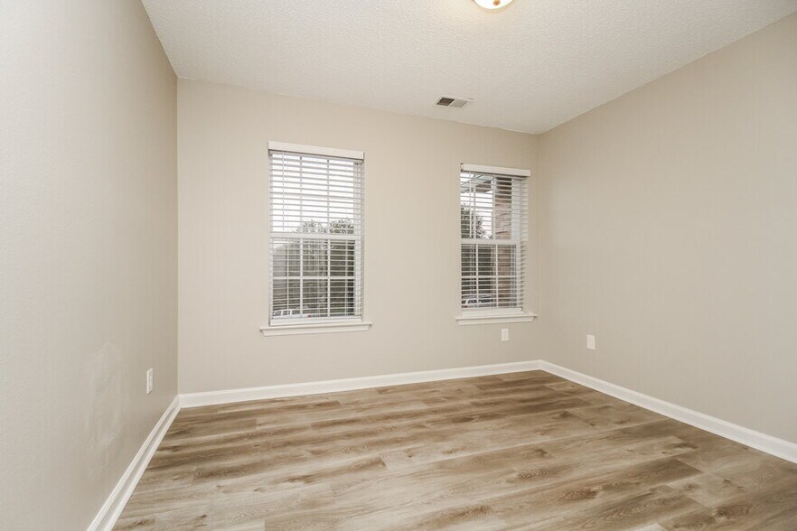Building Photo - 2404 Kramer Way
