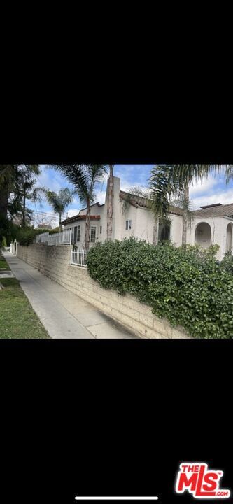 Building Photo - 101 N La Peer Dr