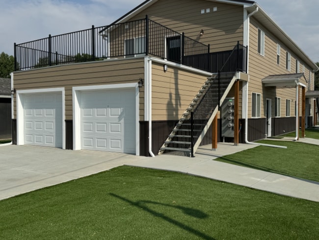 Building Photo - 310 3rd St W