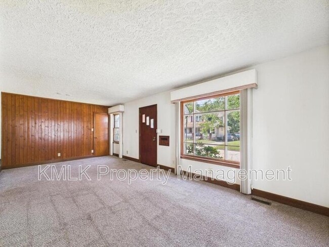 Building Photo - 975 Glenwood St NE