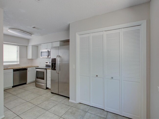 Building Photo - 8402 Tallwood Dr