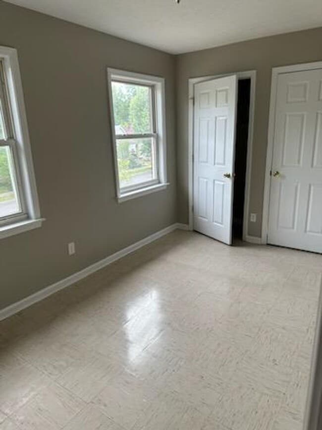 Building Photo - Newly Renovated 2 BR/1BA