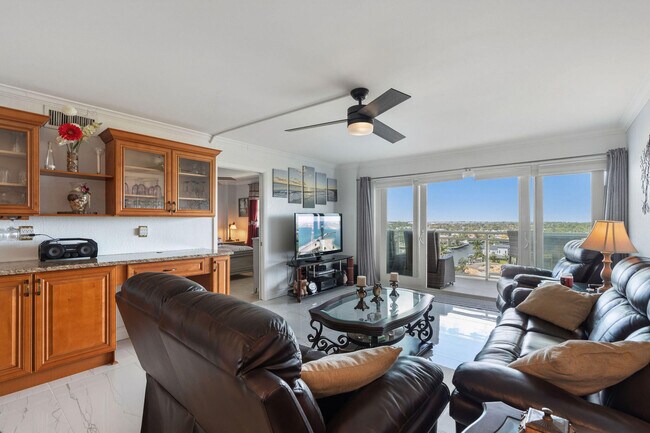 Building Photo - 1160 Hillsboro Mile