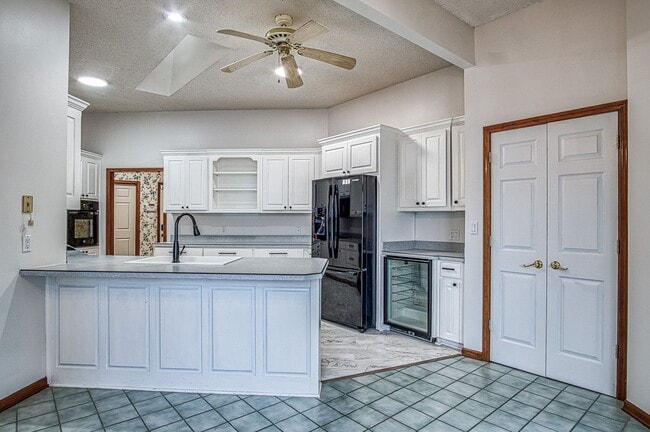 Building Photo - Lake Balboa | Home | Unfurnished