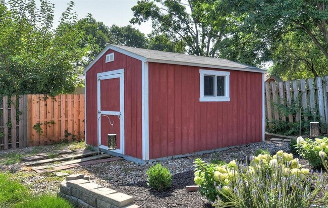 Building Photo - Spacious Tri-Level Home With Modern Upgrad...