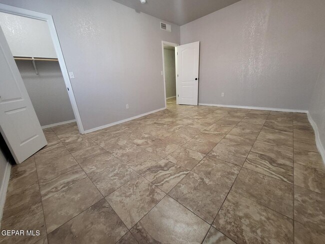 Building Photo - 2862 Grant Ave