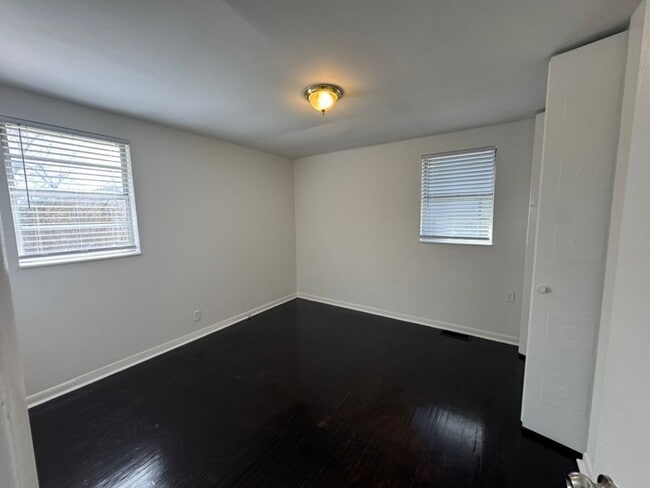 Building Photo - 3 Bedroom, 1 Bath House East Nashville with large back yard!