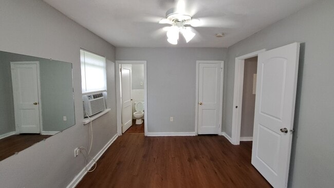 Building Photo - 1 bedroom 1 bath duplex in Navy Point!
