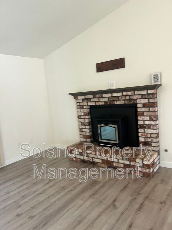 Building Photo - 142 Hillview Dr