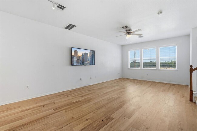 Building Photo - 2720 Oak Springs Dr