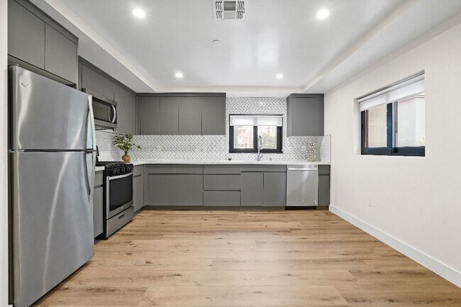 Building Photo - 846 S Mariposa Ave