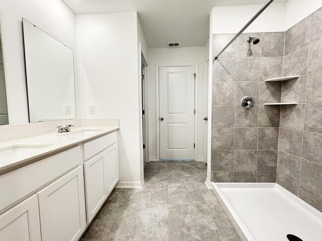 Building Photo - Single Family 4 Bedroom Home for Rent