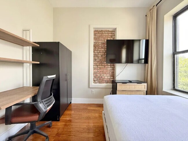 Building Photo - Furnished room/NOT APARTMENT