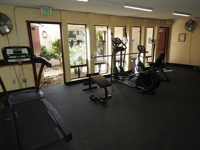 Building Photo - CENTRALLY LOCATED 1 BR CONDO