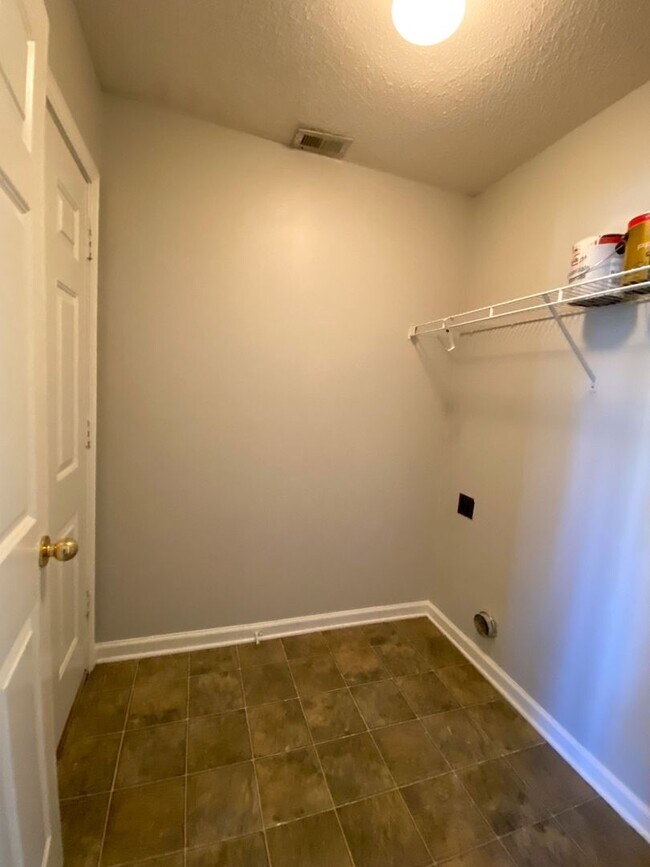 Building Photo - 3 bed, 2 bath in a gated community by Shel...