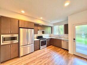 Building Photo - Great Townhome for Rent