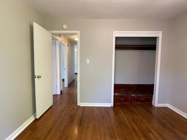 Building Photo - Beautiful Home with Granite and Hardwood!-...