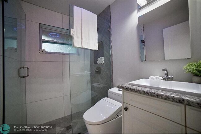 Building Photo - 327 Lancaster St