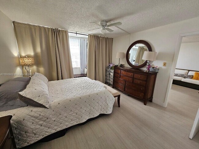 Building Photo - 18031 Biscayne Blvd