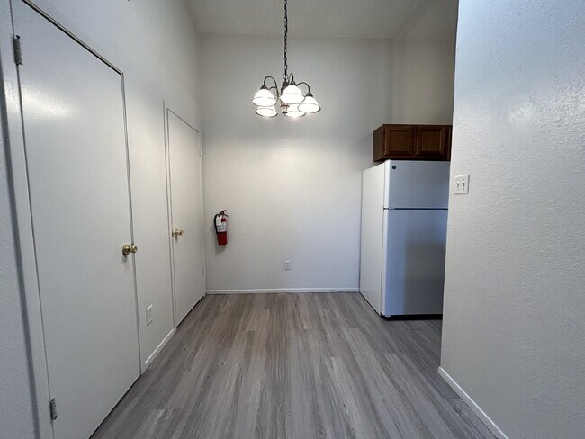 Building Photo - Spacious 2-bedroom duplex in vibrant Lubbock!
