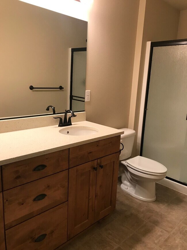 Building Photo - Beautiful NE Bend home, includes office an...