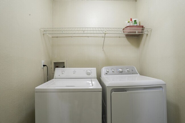 Building Photo - 974 Leeward Pl